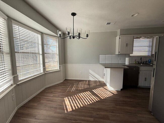 Building Photo - Updated Beauty 3/2