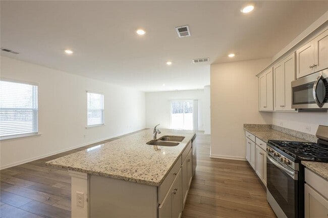 Building Photo - 895 Gelderland Dr