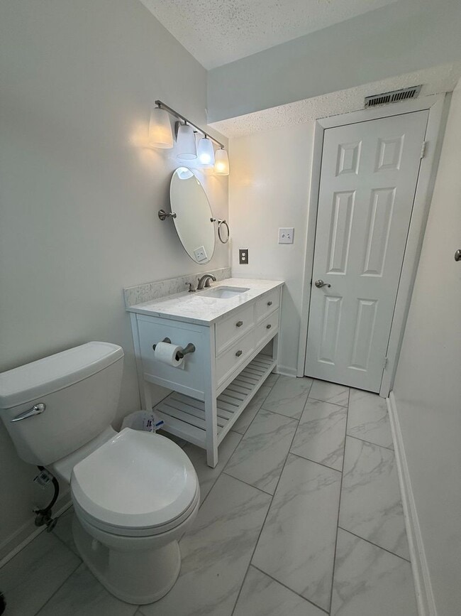 Building Photo - Chesapeake Bay Condo – One Block from the Beach! "Ask About Our Zero Deposit"