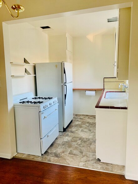 kitchen - 2624 1/2 S Sepulveda Blvd