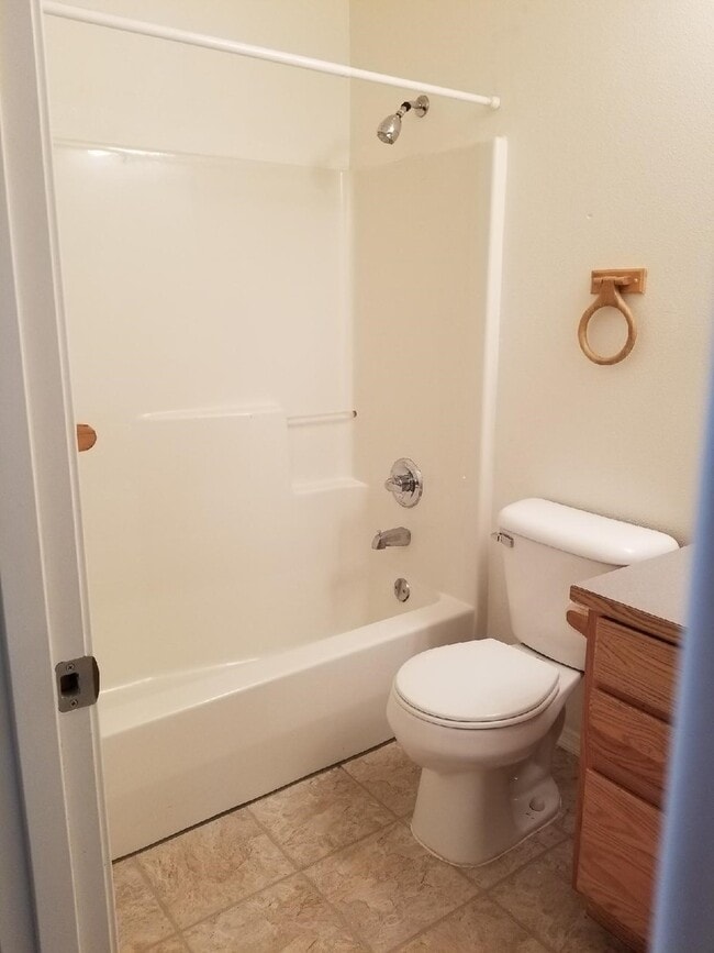 Building Photo - 3 bedroom 2.5 bath home