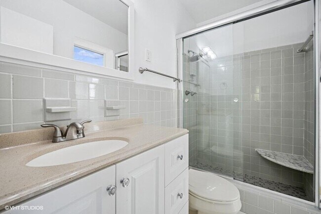 Building Photo - 2433 NE 24th St