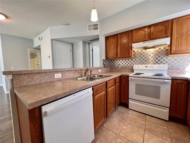 Building Photo - 3101 E Washington St