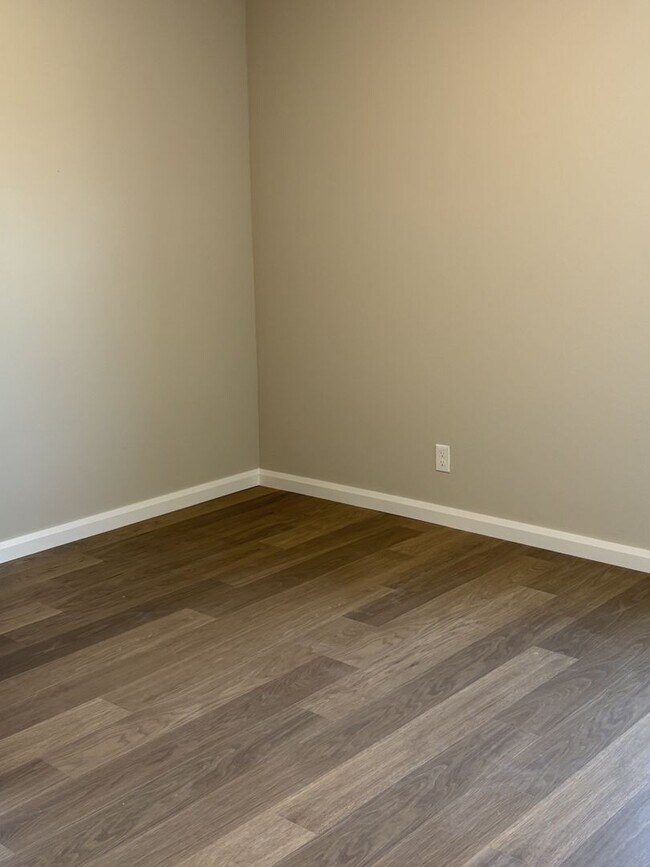 Building Photo - Brand New Duplex!