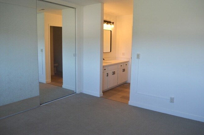 Building Photo - Beautifully Updated Condo with Bay View and 2 Primary Suites!