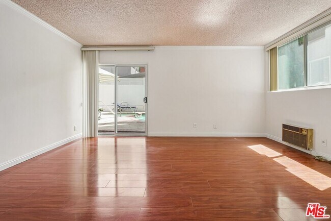 Building Photo - 530 S Barrington Ave