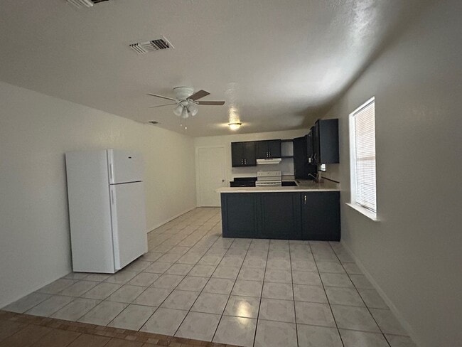 Building Photo - 2105 W Juniper St