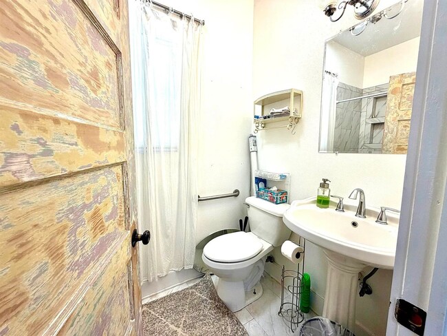 Building Photo - 110 Durazno