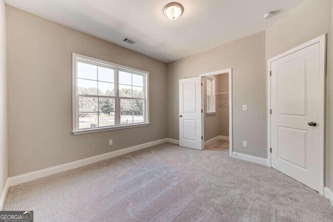 Building Photo - 1060 River Park Dr