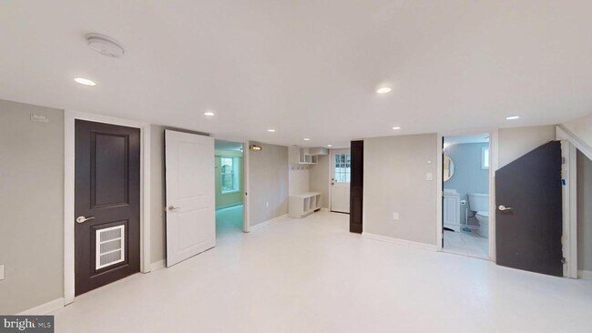 Building Photo - 452 Oakwood St SE