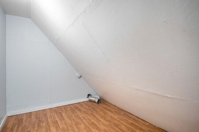 Building Photo - 3 Bedroom Close to Creighton!