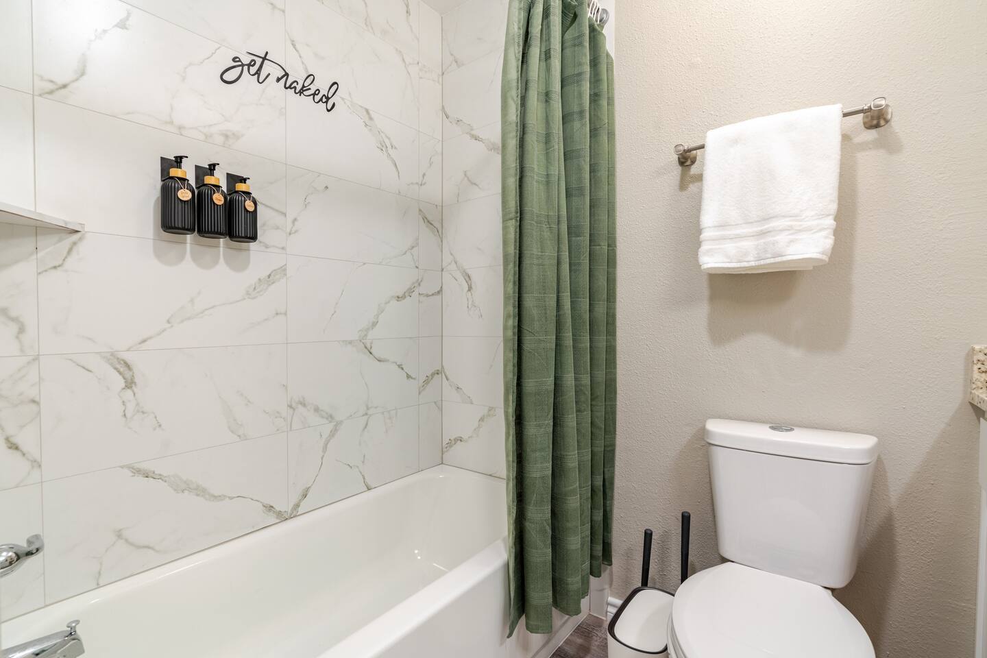 Tub/shower with brand new modern tiles - 6307 Okner Ln