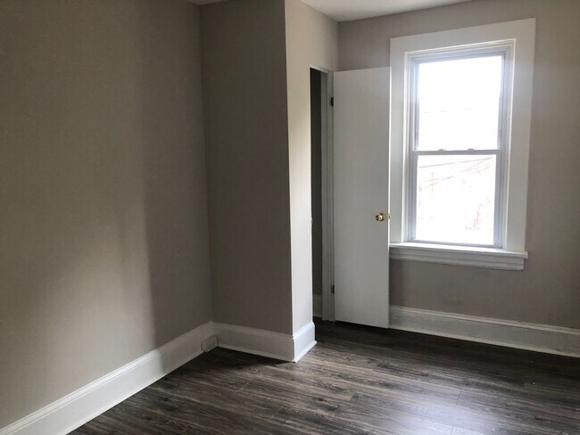 Building Photo - Recently Renovated 3 Bedroom In Mosher for...