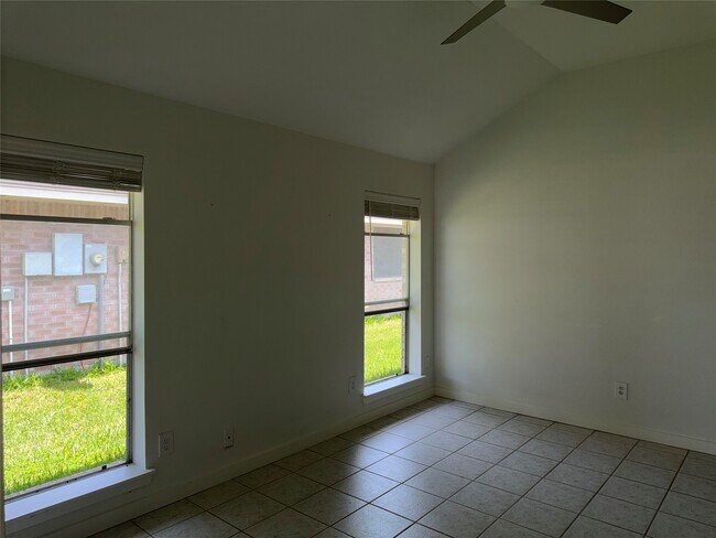 Building Photo - 2238 Pine Cone Dr