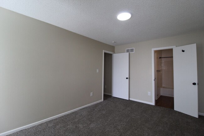 Building Photo - Updated 2 Bedroom 1.5 Bath Duplex In Olathe