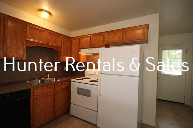 Building Photo - Spacious Two-Bedroom!