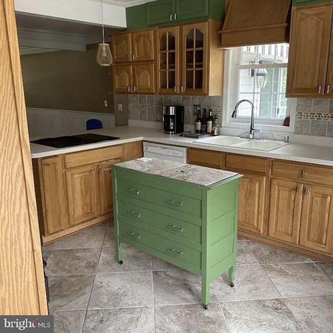 Building Photo - 999 Shoreland Dr