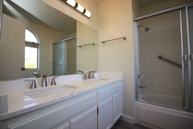 Building Photo - 3 Bedroom Townhome for Rent!
