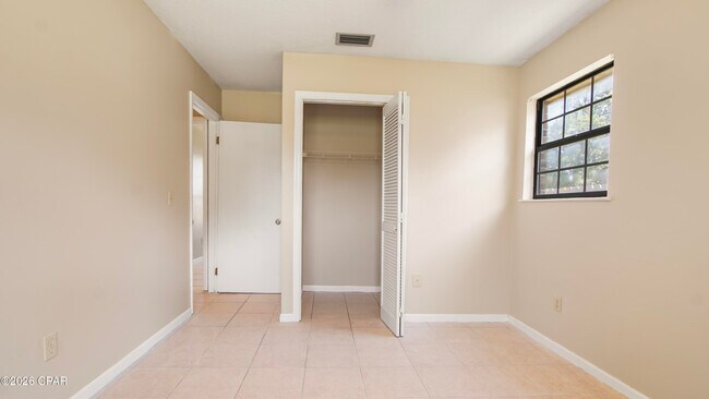 Building Photo - 807 White Oak Ct