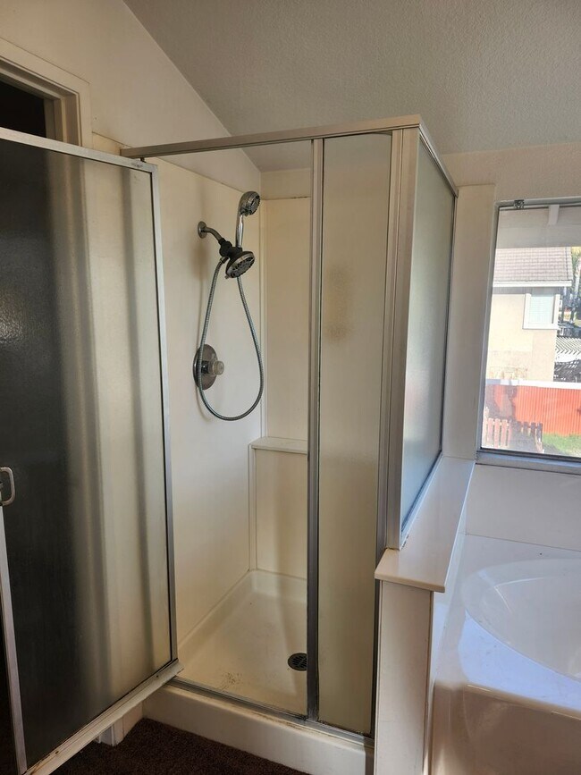 Building Photo - Spacious 4-Bedroom Home in a Prime Location