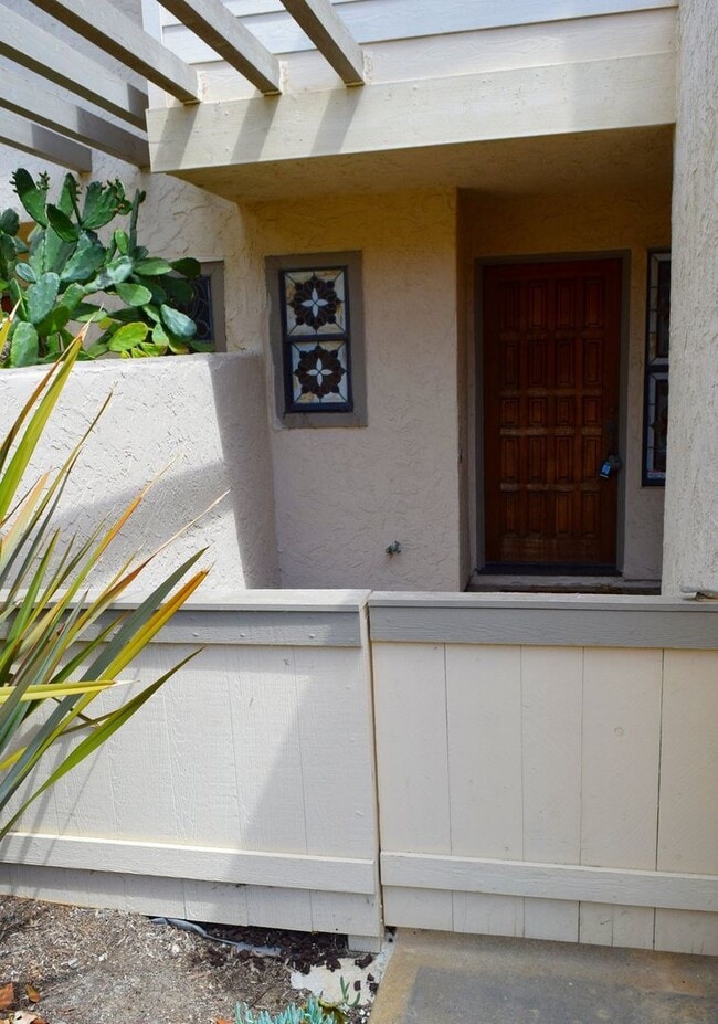 Building Photo - Stunning 4BR 2.5BA UTC Townhome - Updated ...
