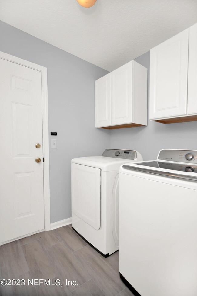 Building Photo - 757 MacKenzie Cir