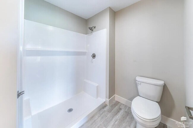 Building Photo - Open-Concept Modern 3 Bedroom, 3 bathroom house