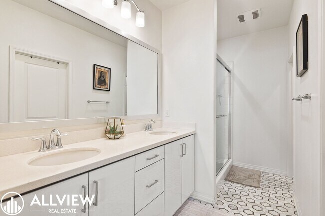 Building Photo - Bright & Upgraded 2 bedroom Anaheim Townhome in Prime Location!