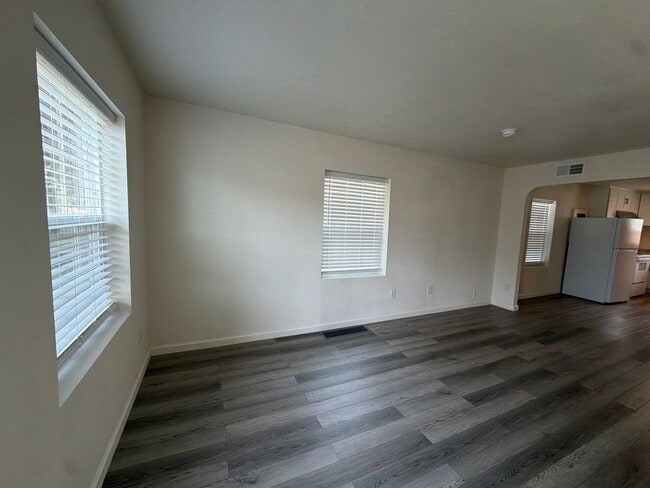 Building Photo - Freshly remodeled 3br 1ba, garage, LVP Flooring throughout.