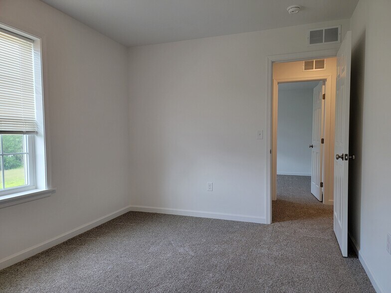 Building Photo - 122 Robert Cir