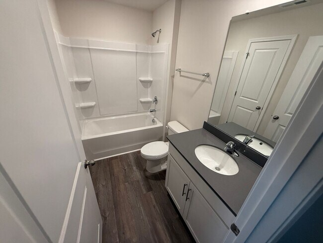 Building Photo - Beautiful Townhome in Charlotte