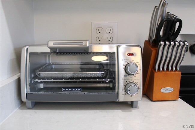 Building Photo - 110 Hotel St