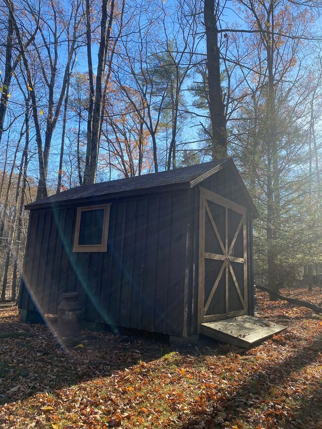 Building Photo - Log Cabin