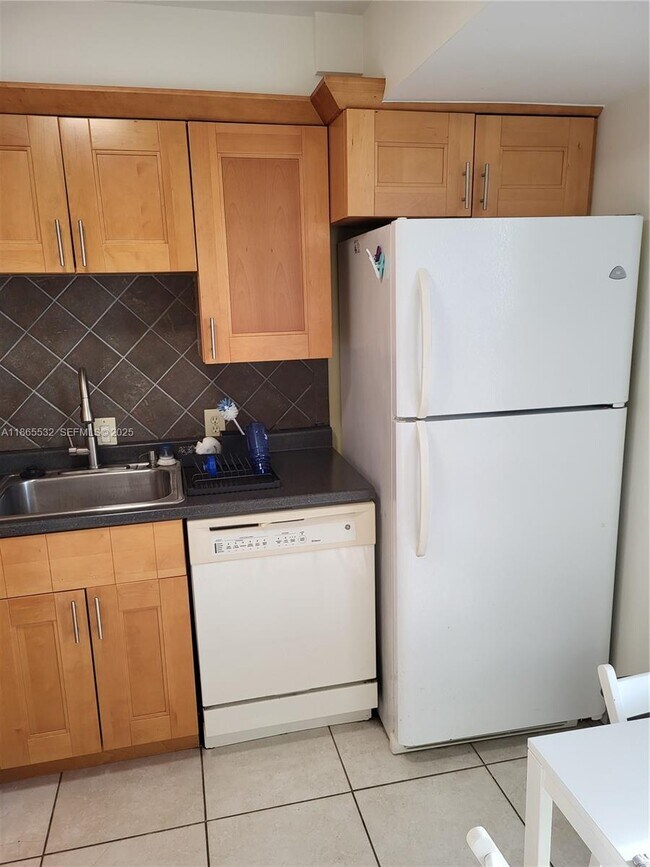 Building Photo - 3475 N Country Club Dr