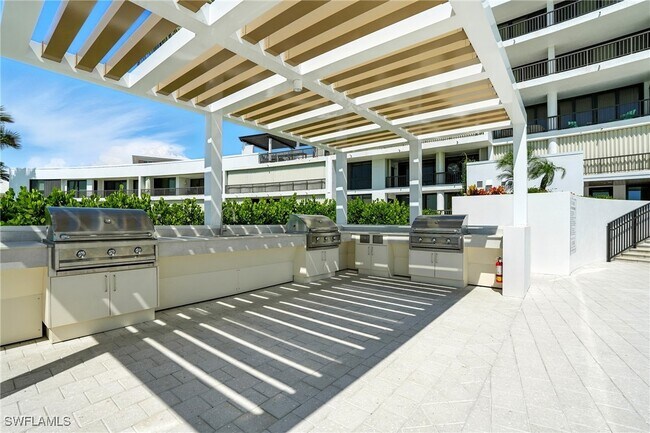 Building Photo - 2400 Gulf Shore Blvd N