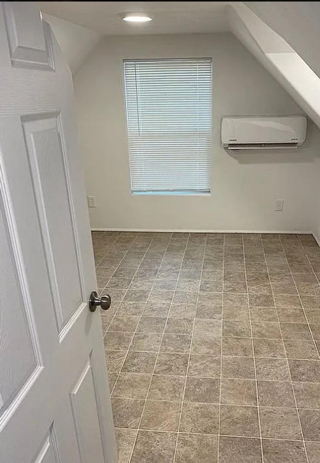 Building Photo - Fully remodeled 3 bed 2 bath