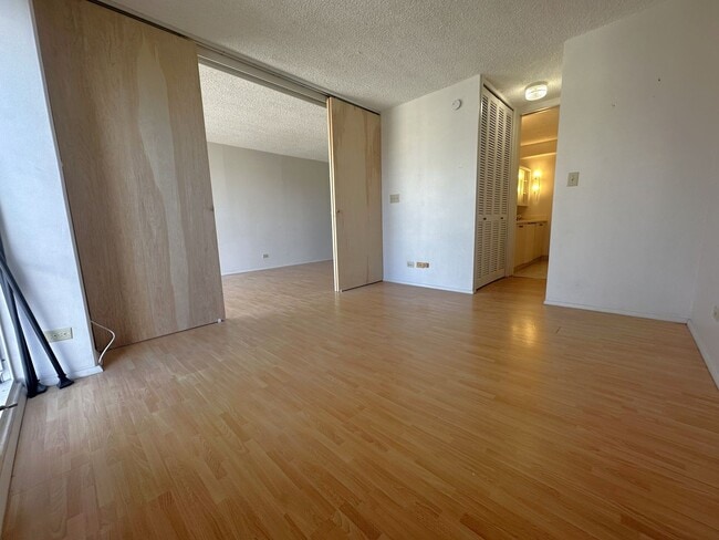 Building Photo - Kapiolani Manor - 1/1/1 Electricity Included!