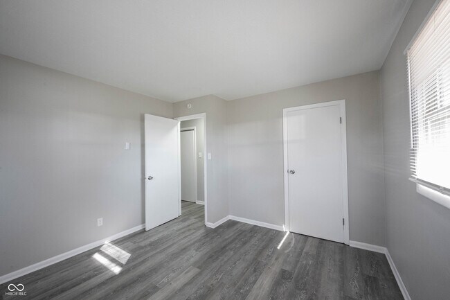 Building Photo - 570 US-52