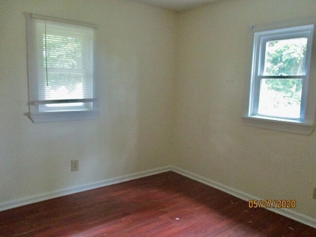 Building Photo - Country home that offers 3 bedrooms/1 bathroom