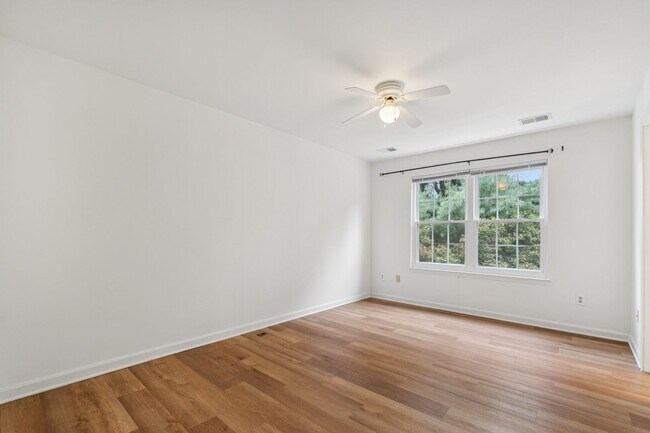 Building Photo - Great Location for schools, shopping and d...