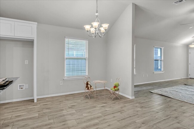 Building Photo - Nearly Brand New in Moore