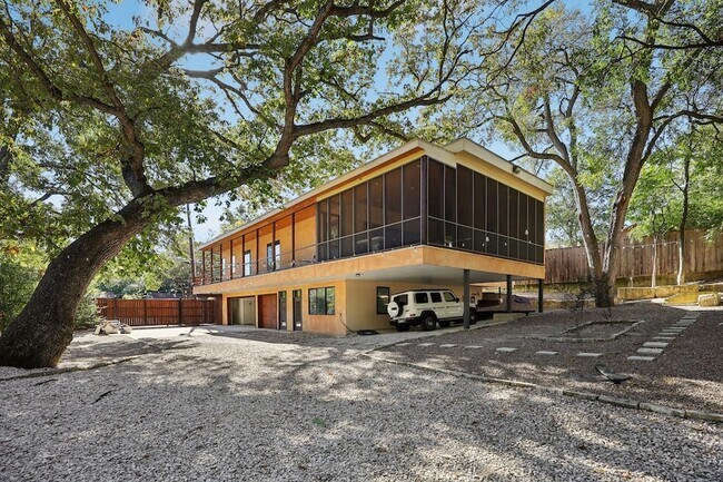 Building Photo - 8635 San Leandro Dr