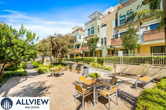 Building Photo - Gorgeous 4 Story Townhome Available in the Highly Desired 17 West Community!