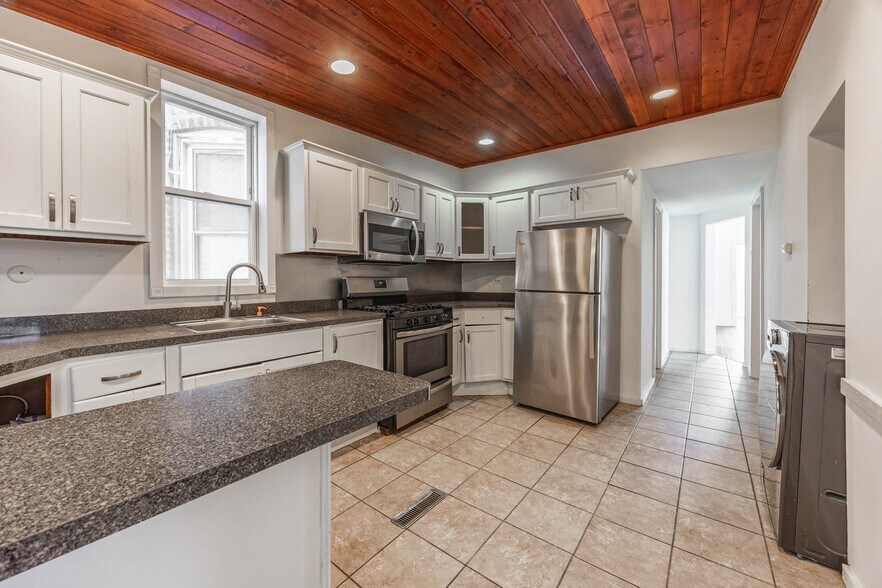Primary Photo - 2140 N Karlov Ave