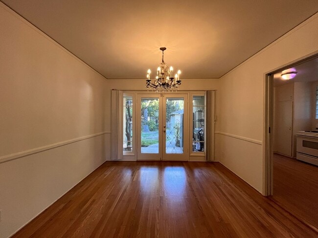 Building Photo - S of the Blvd 2+1.5 w/backyard, bonus spac...