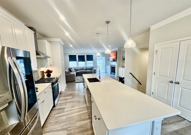 Building Photo - Spacious 3 Bedroom Townhouse