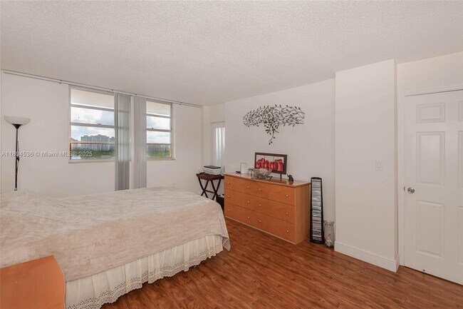 Building Photo - 1833 S Ocean Dr
