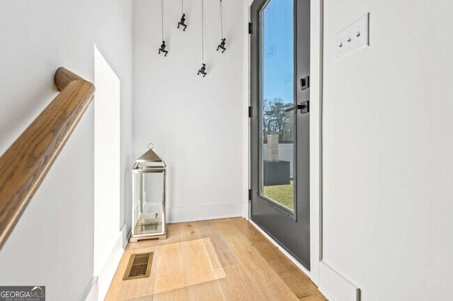 Building Photo - 2424 Memorial Dr SE