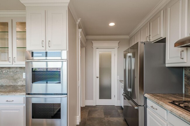 Building Photo - Gorgeous 2 Bed / 2 Bath Top Floor Condo wi...