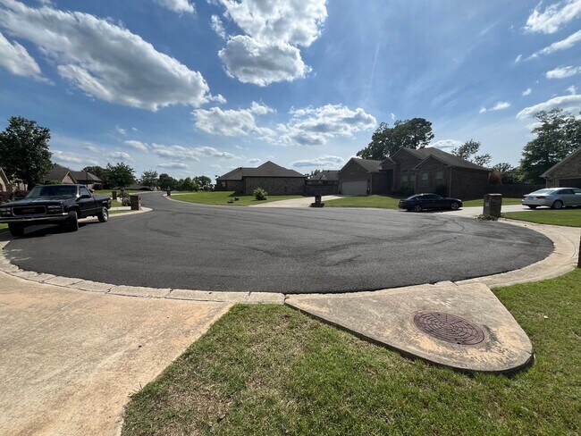 Building Photo - New Listing!